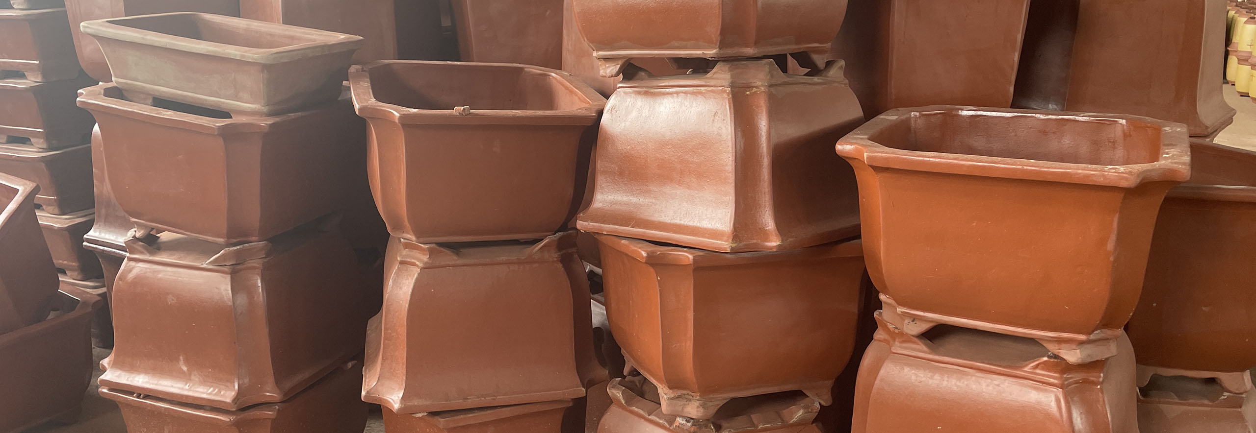 Hexin provides hexagonal clay flower pots with characteristics of breathability, antifreeze, and easy water absorption