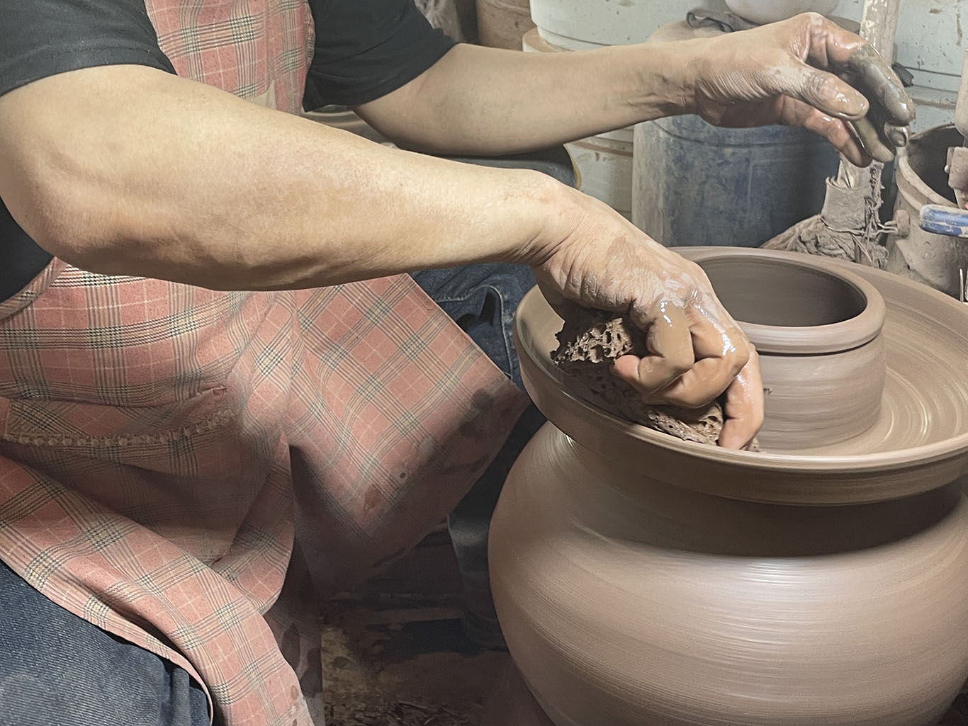 Craftsmen use pure manual craftsmanship to repair and process kimchi crocks