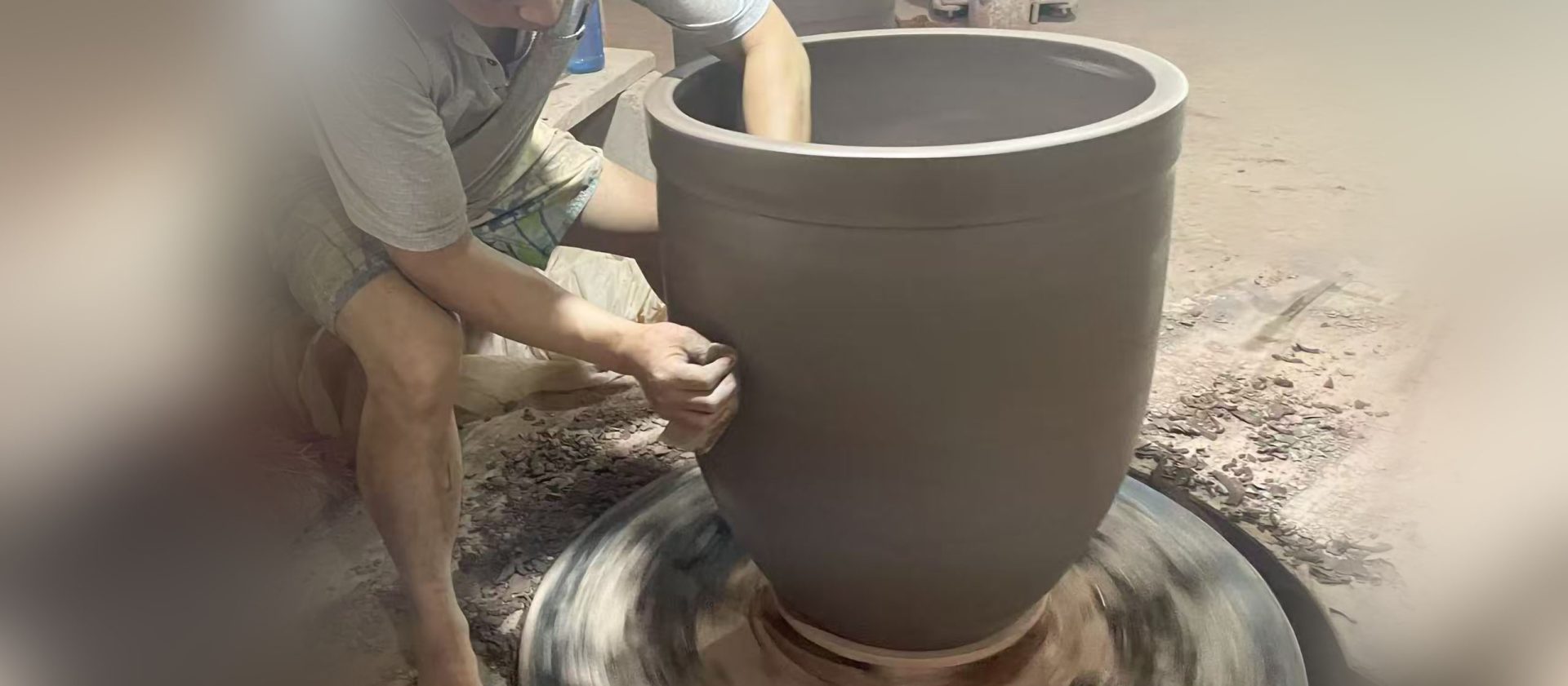 Craftsmen use pure manual craftsmanship to repair large fermentation crocks
