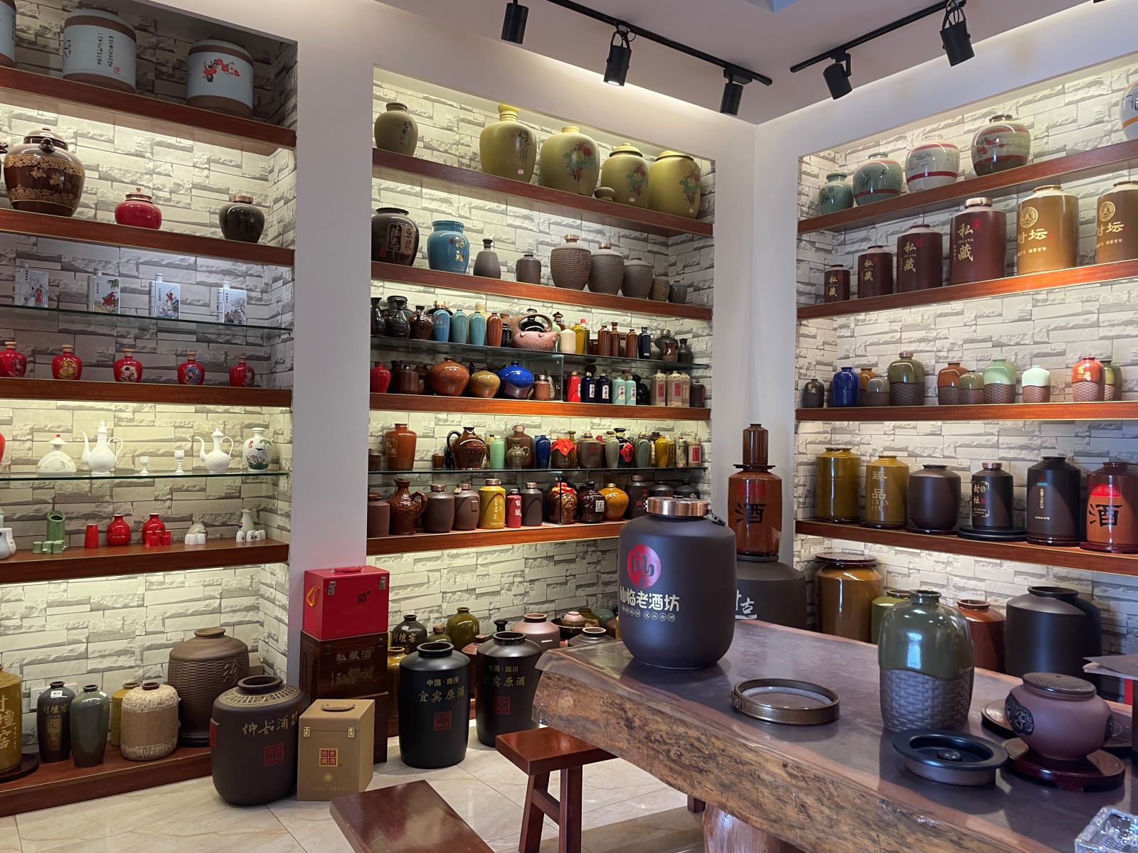 Different types of clay jars in the sample room