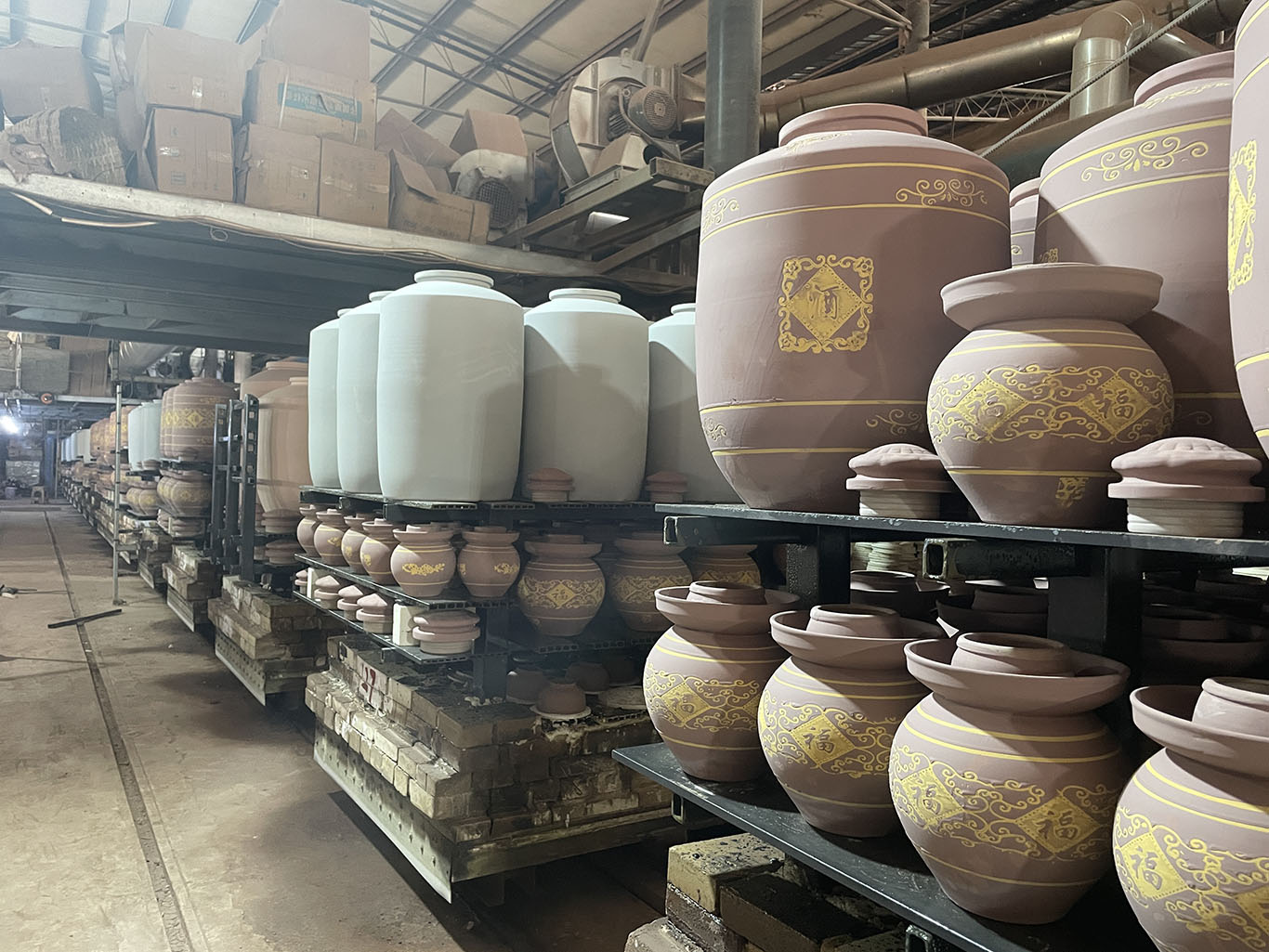 Fix the finished kimchi crock onto the refractory bricks and place it in the kiln for firing