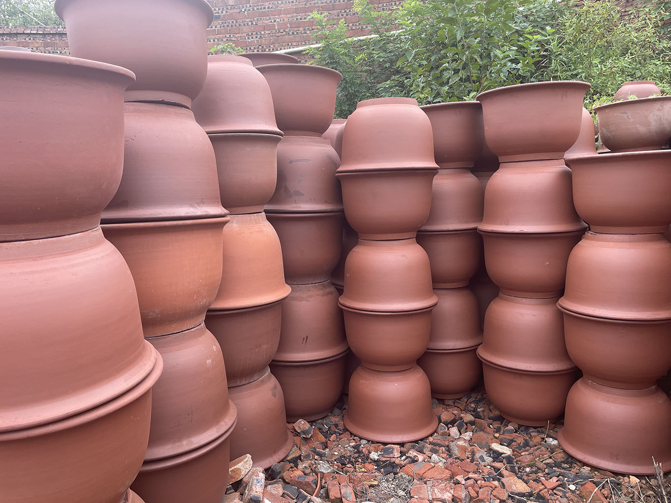 Hexin produces traditional large terracotta flower pots for plant cultivation or indoor public space decoration