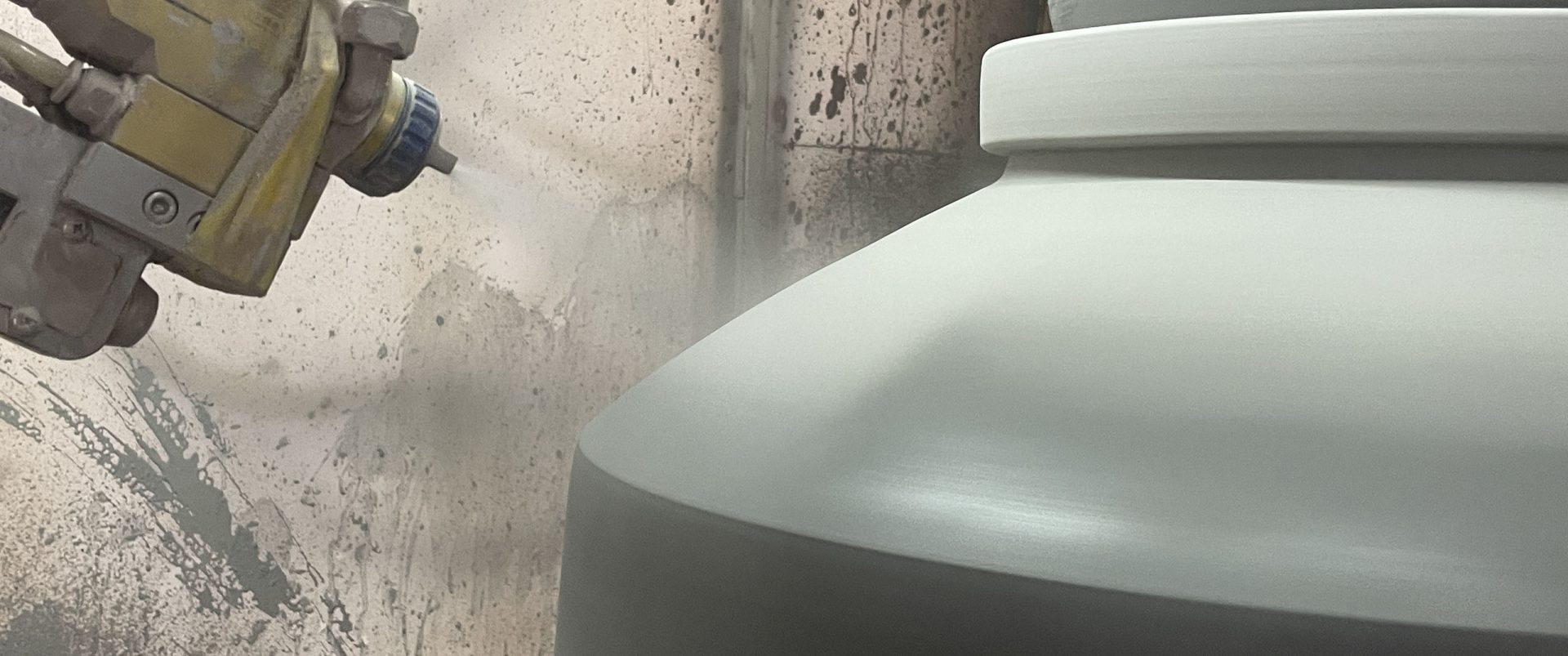Hexin uses an automatic glaze spraying machine to spray glaze on terracotta jars