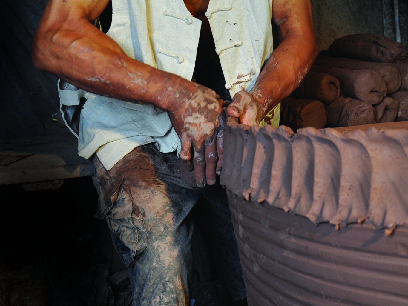 Hexin uses artisan handcraftsmanship to make Terracotta Amphorae