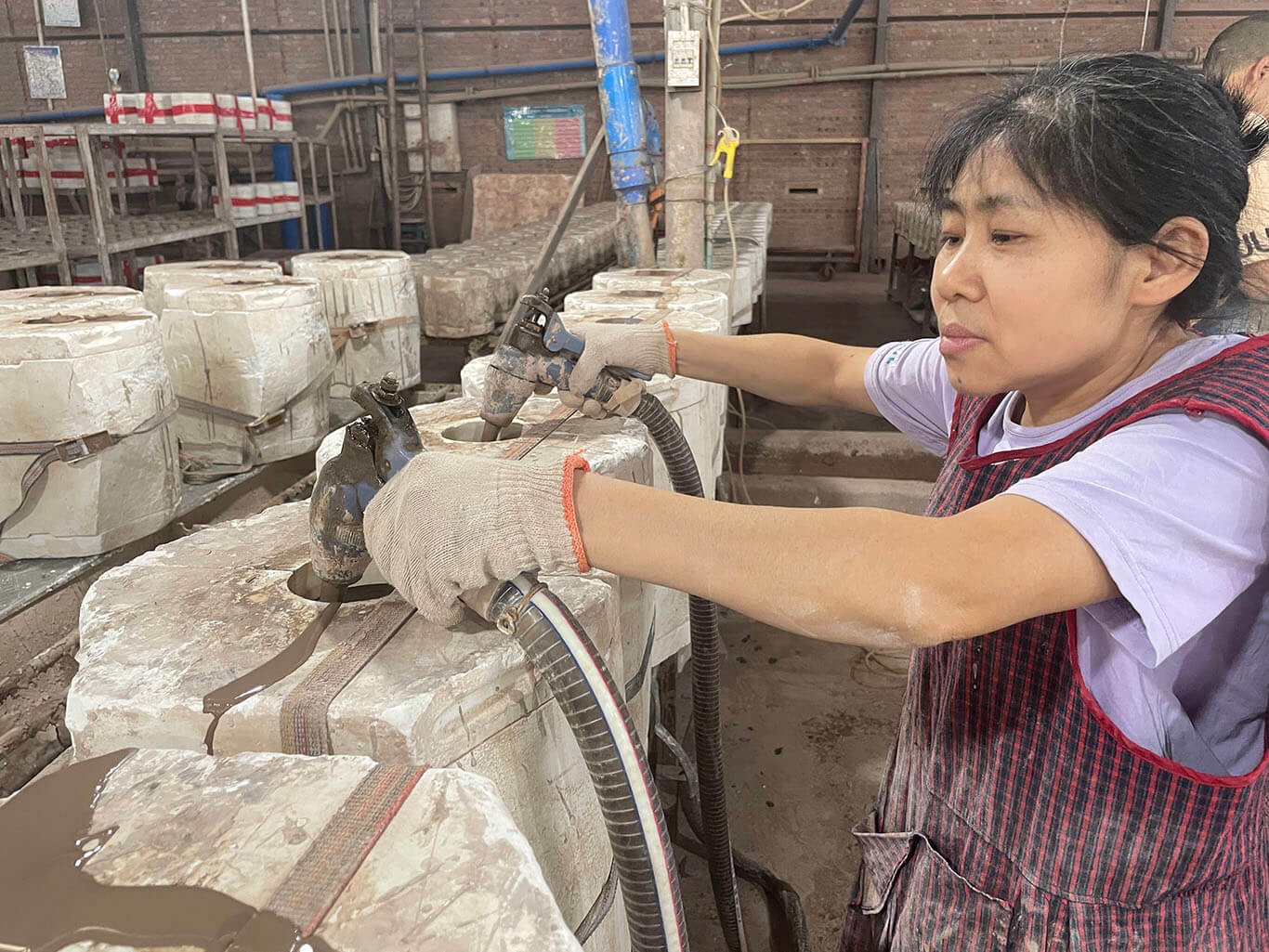 Hexin uses grouting technology to make terracotta jug