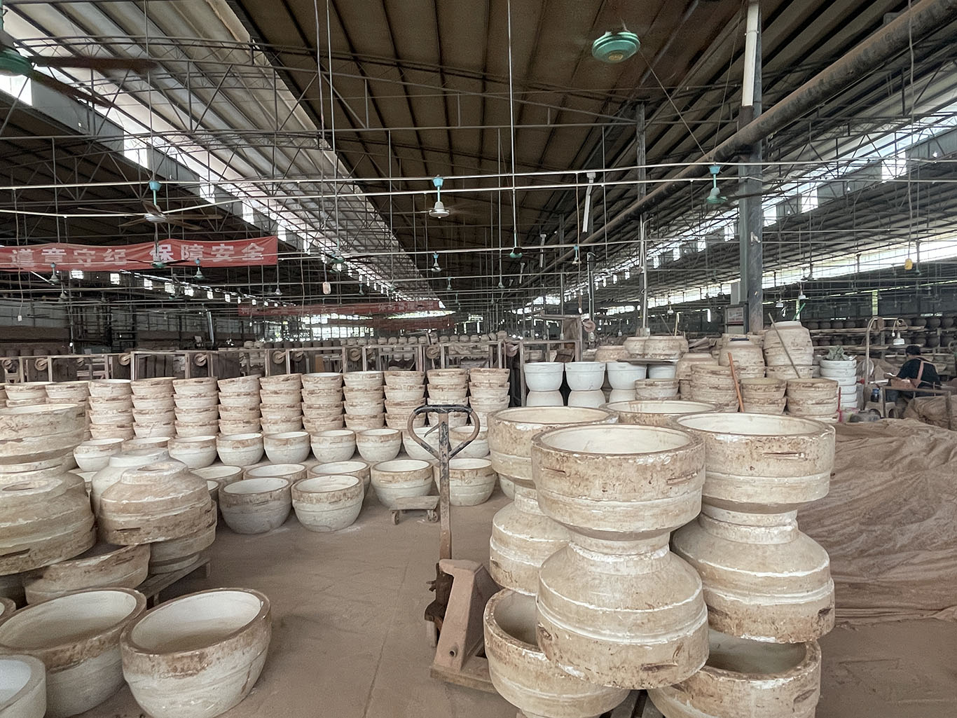 Hexin uses gypsum mold forming technology to produce terracotta bottles