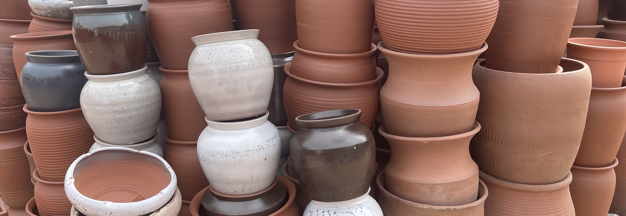 Hexin wholesales terracotta plant pots and supports personalized customization