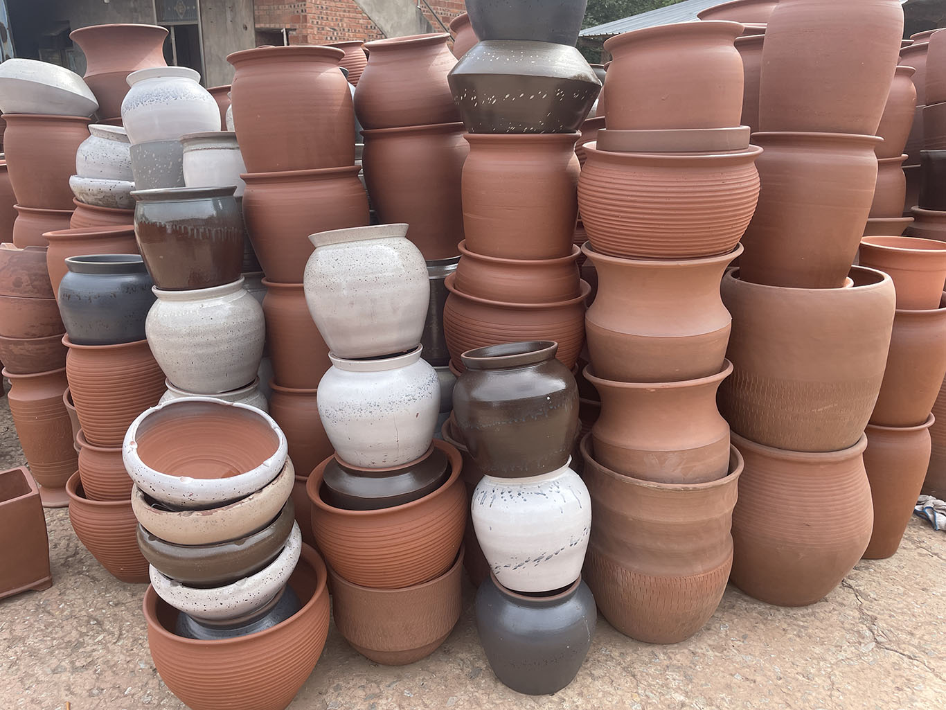 Hexin wholesales terracotta plant pots and supports personalized customization
