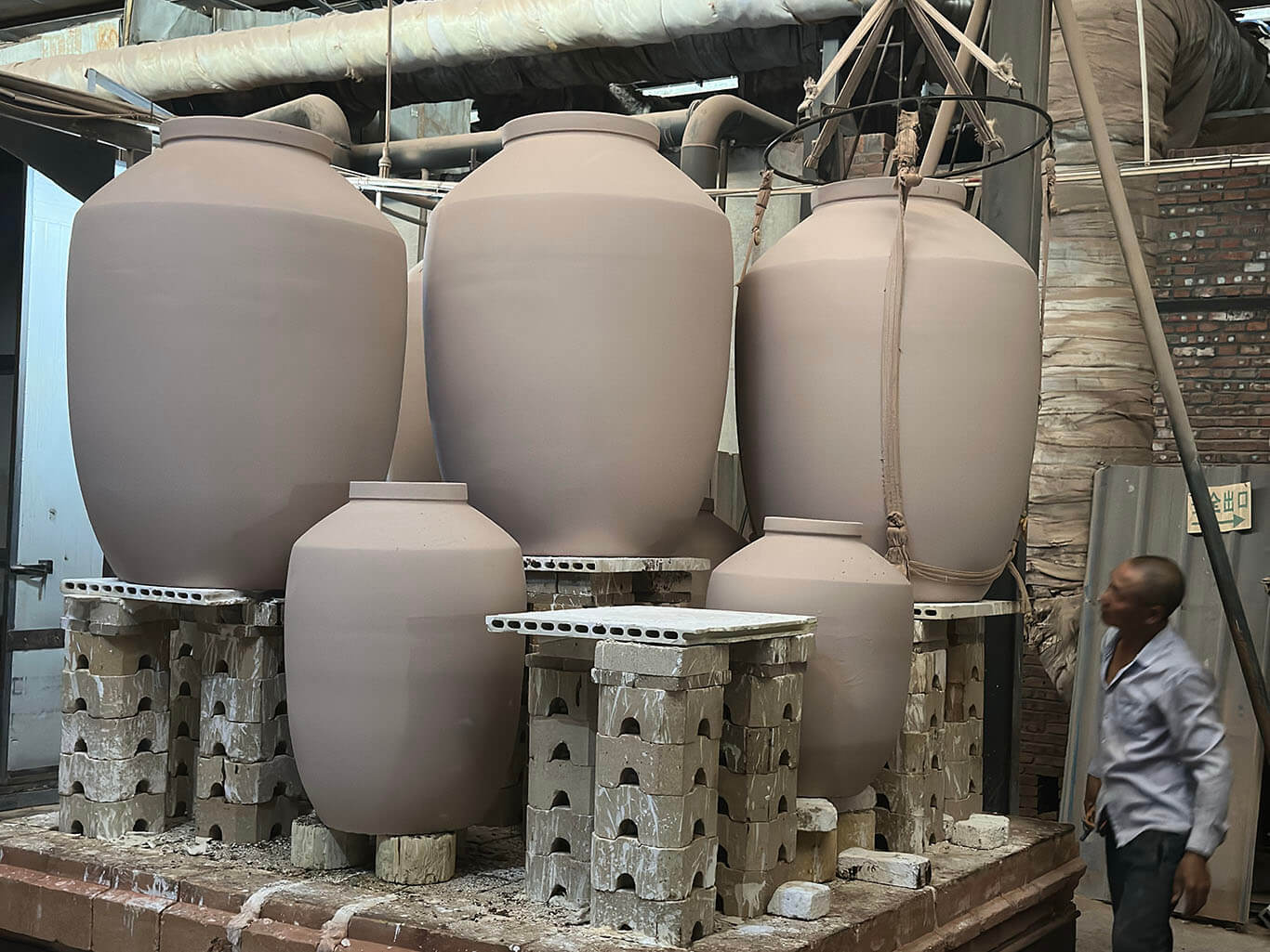 Install glazed terracotta products into kilns for firing