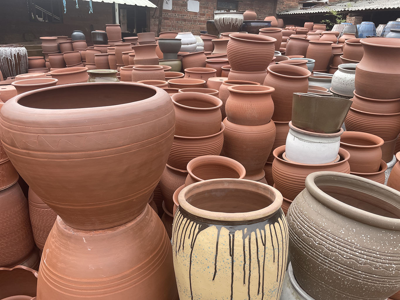 Personalized terracotta plant pots suitable for horticultural plant cultivation can be customized in glaze color, size, and shape