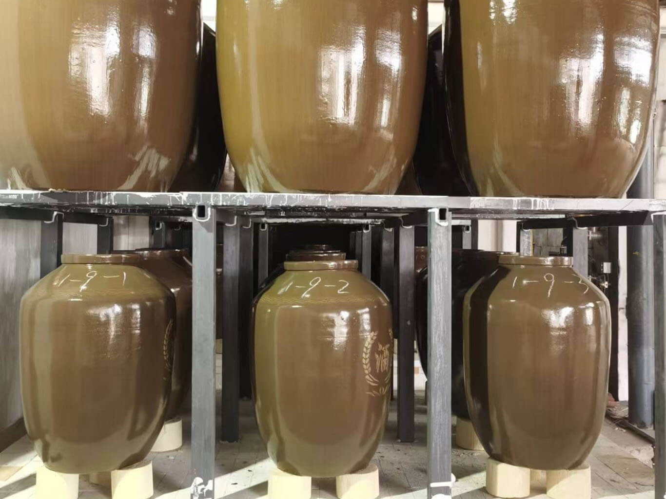 Remove the fired terracotta jar naturally from the kiln