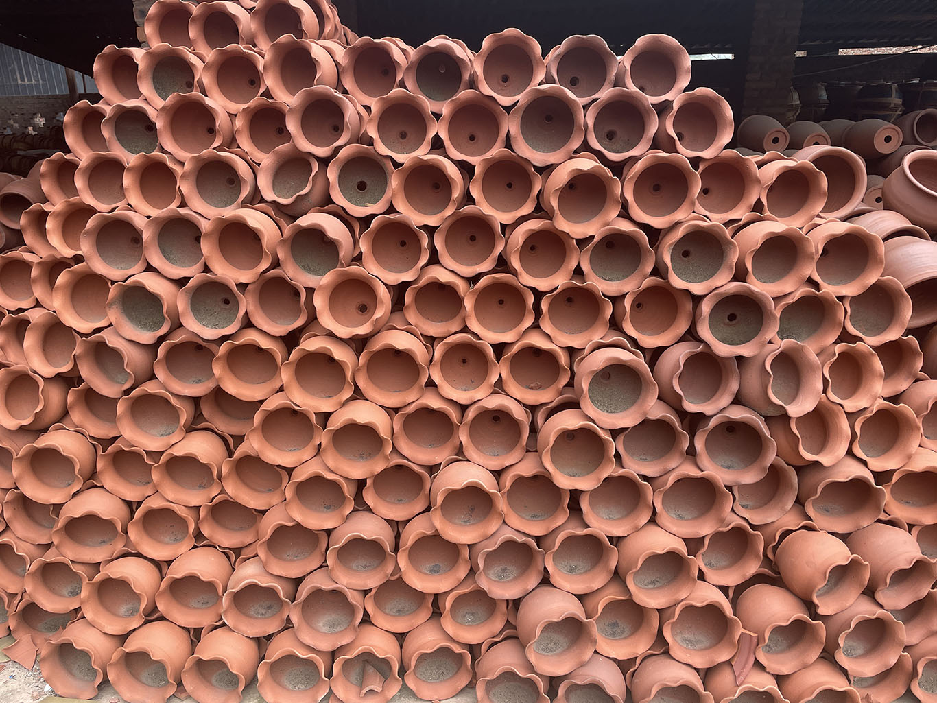 Terracotta planter pot Vase design with a wide range of types and specifications