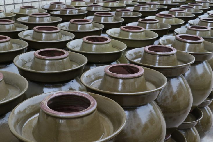 Glazed kimchi fermentation crock with water sealed groove