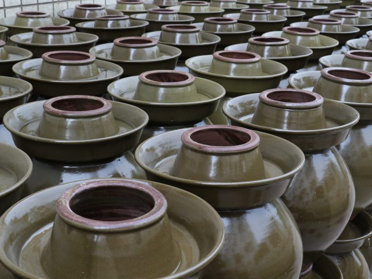 Glazed kimchi fermentation crock with water sealed groove Glazed kimchi fermentation crock with water sealed groove