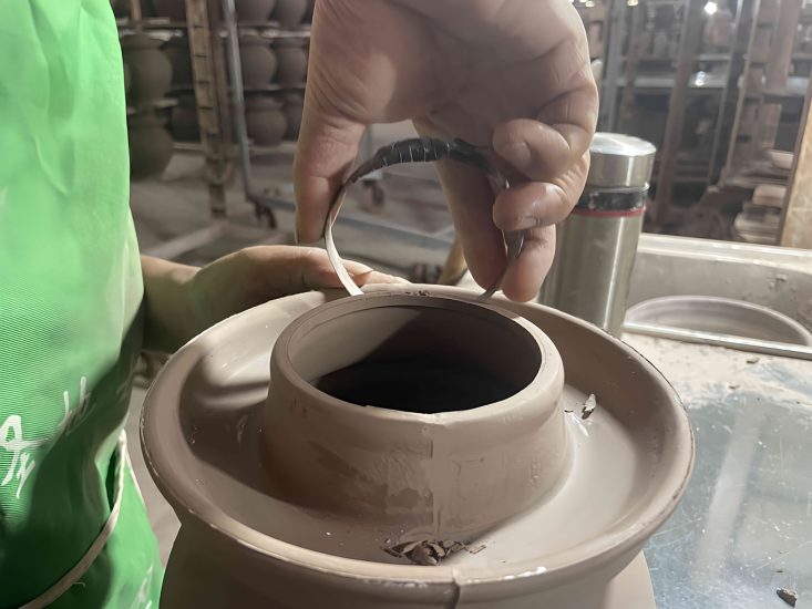 The craftsman used manual craftsmanship to repair the kimchi fermentation crocks